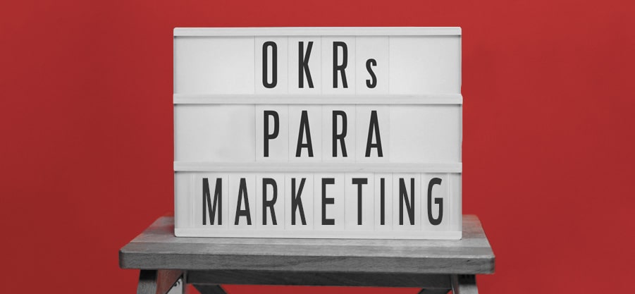 Placa escrito OKRs para Marketing
